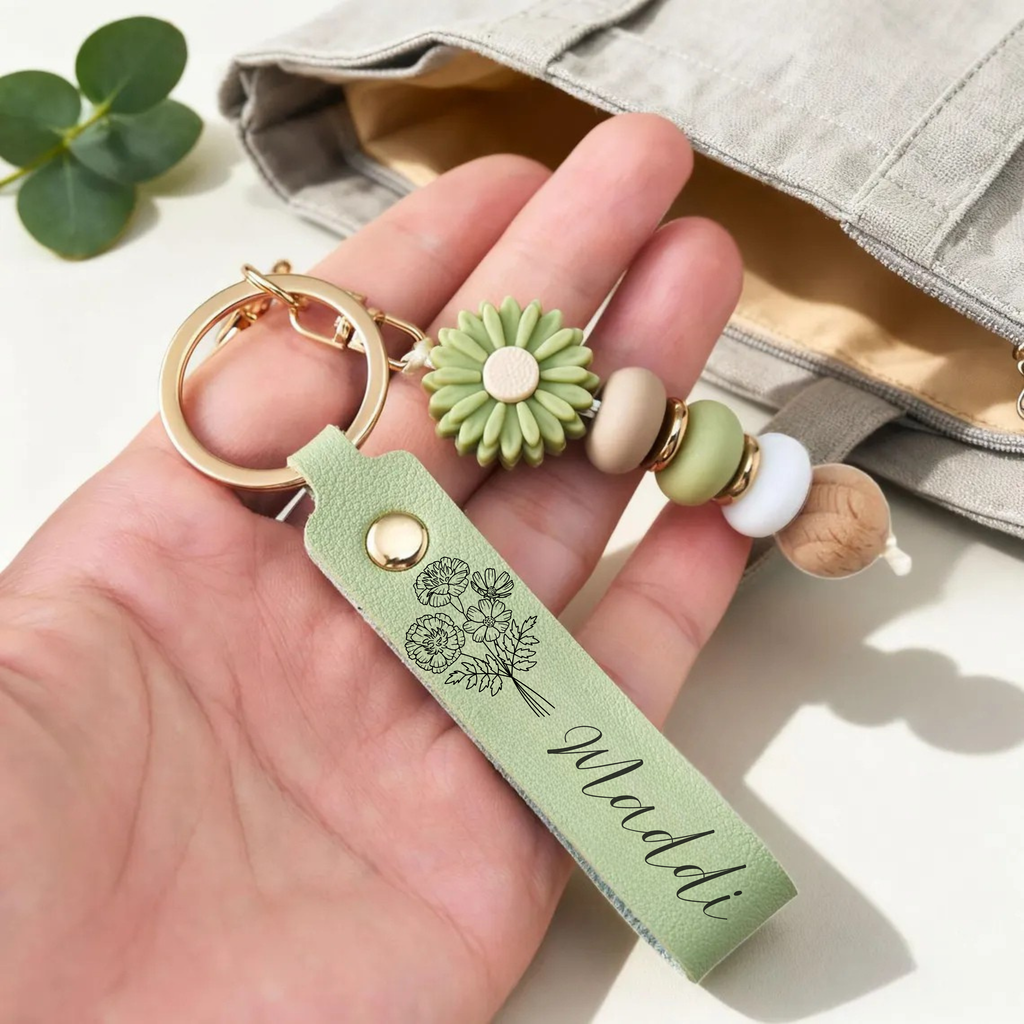 Custom Name Daisy Keychain, Beaded Flower Charm Pendant, Personalized Boho Bag Charm, Gift for Women, Cute Everyday Accessory