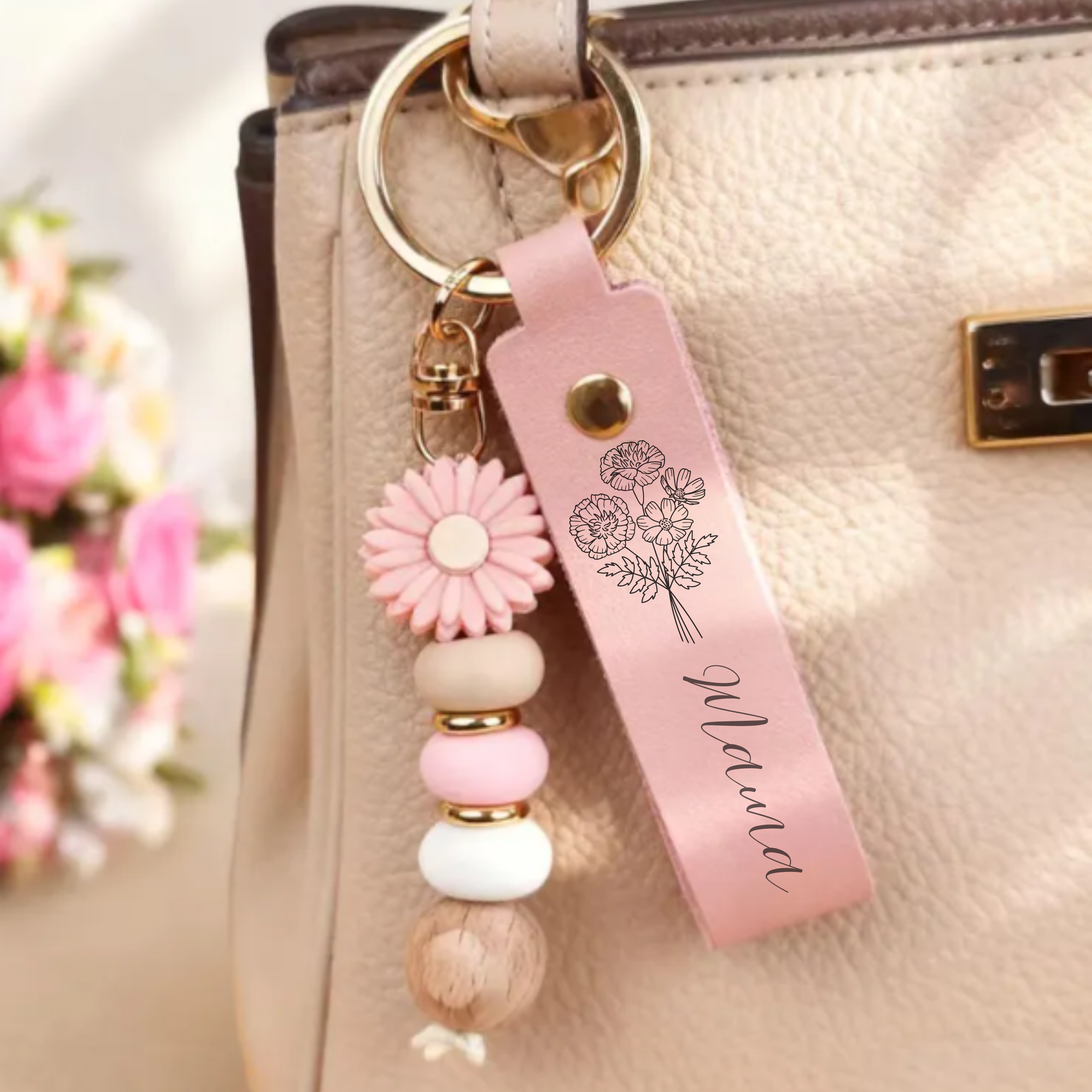Custom Name Daisy Keychain, Beaded Flower Charm Pendant, Personalized Boho Bag Charm, Gift for Women, Cute Everyday Accessory